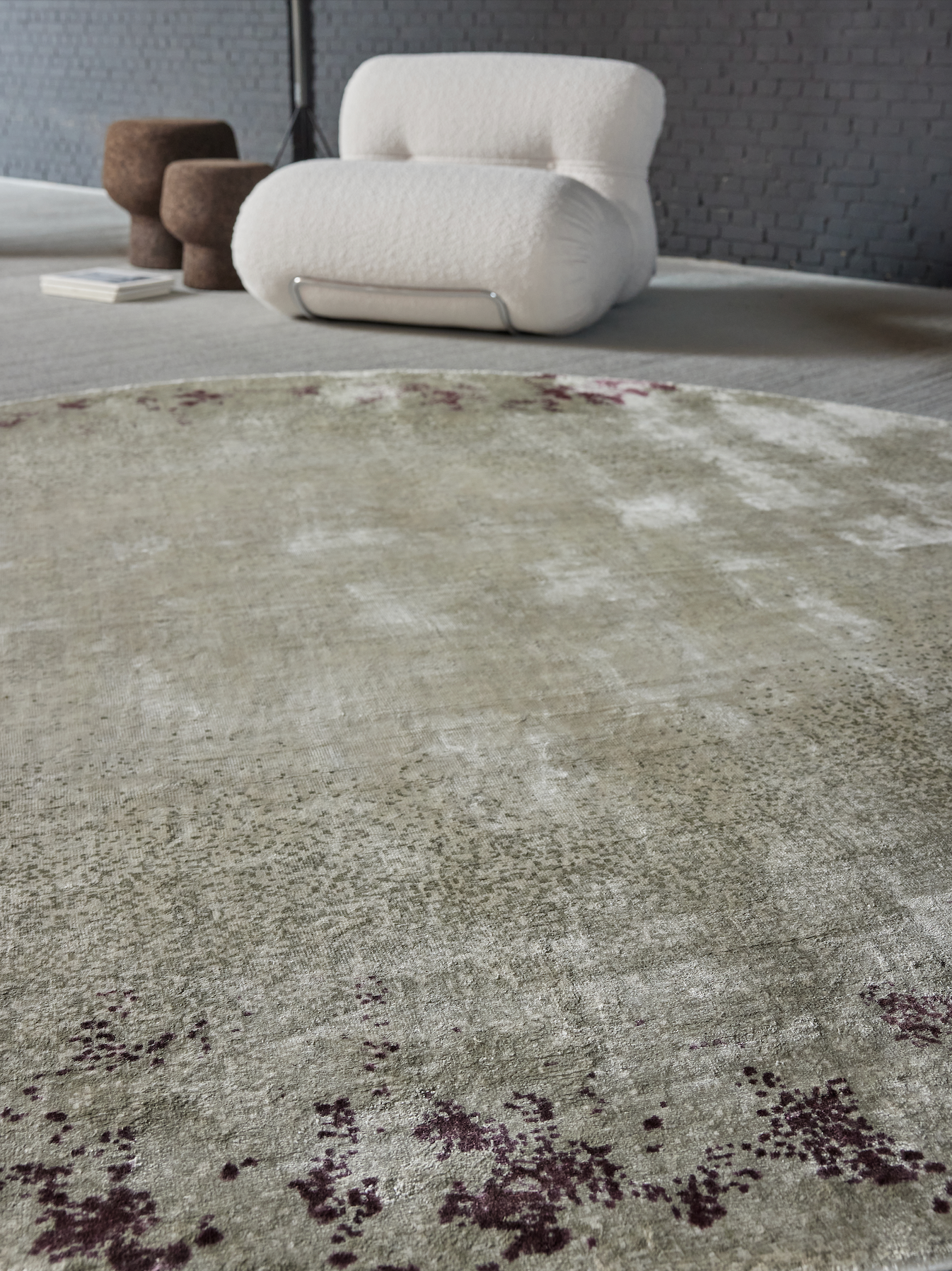 zoom tapis tissé et imprimé main beige gris fumé et violet